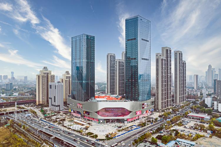 2021年12月18日,伴随着武汉首个友好力购物中心——万科未来中心vfc的