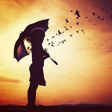 雨中撑伞的伤感女生意境唯美背影图片分享!