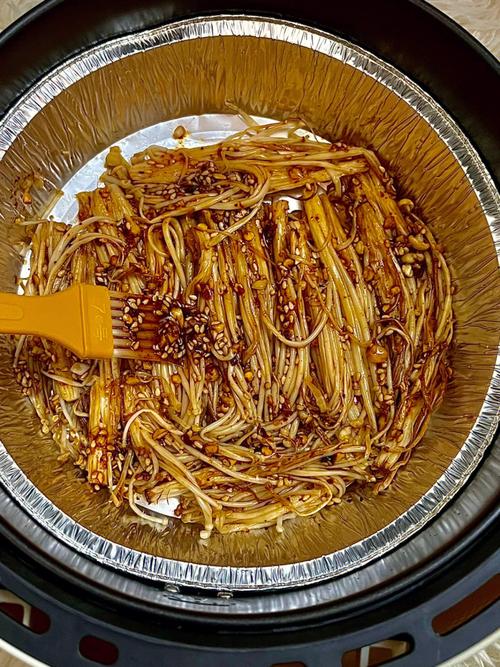 一勺蒜末搅拌均匀7815做法:金针菇铺在盘子里,空气炸锅180度烤5