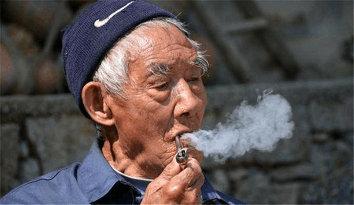 常说吸烟危害健康?为什么有些人吸烟还是如此长寿?