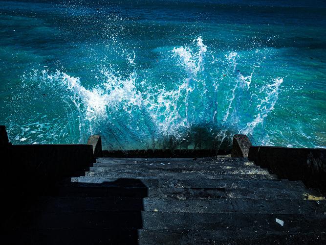 昨天去海边海水涨潮时海浪很大冲击台阶溅起浪花抓拍了几张