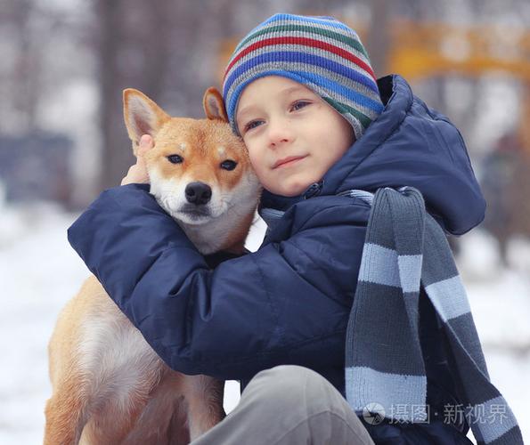 小男孩和狗在冬天