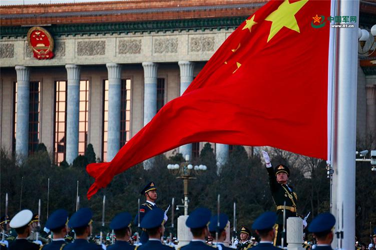 2018年的第一天,国旗升起的瞬间.中国军网记者 冯开华 摄
