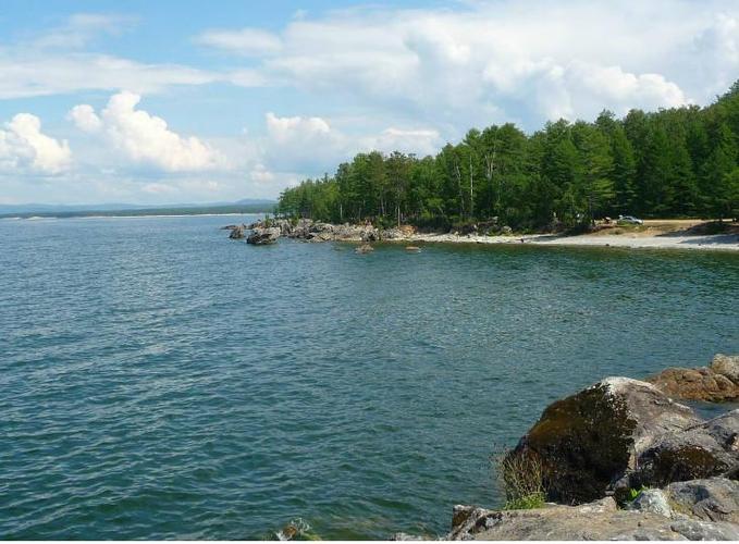 贝加尔湖位于俄罗斯,它也是世界上最深的淡水湖泊,据说它的湖水从水面