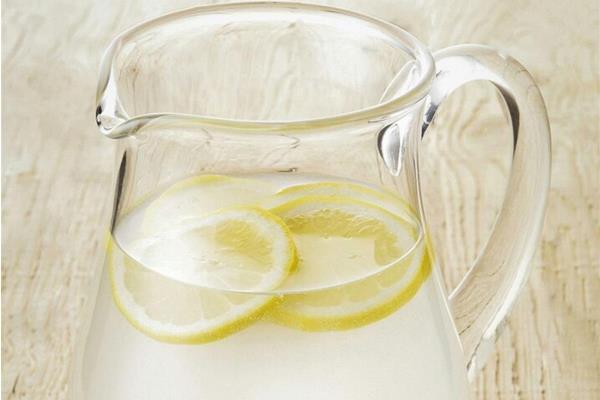 2,鲜柠檬泡水喝,由于维生素含量极为丰富,因此是美容的佳品,能防止和