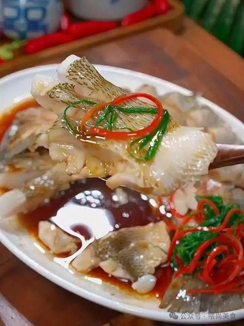 准备食材:鲈鱼,红椒,大葱,生姜,蒸鱼豉油做法步骤:1,将鲈鱼洗净后在