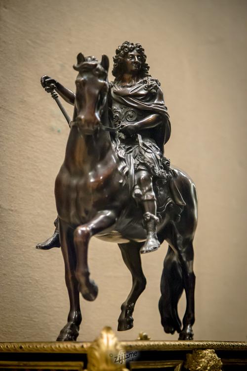 古罗马皇帝装束的路易十四骑马青铜像