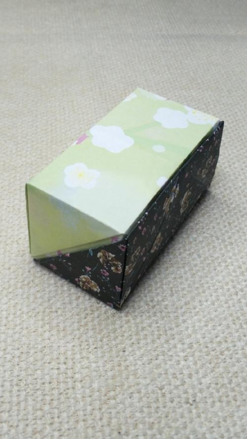 手工折纸:拼色长方体盒子