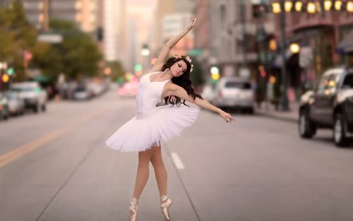 在城市街道的芭蕾舞女演员跳舞 壁纸 - 1920x1200
