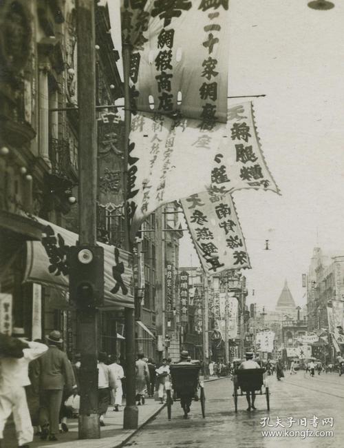 民国时期上海南京路繁华街道汽车商铺林立开往静安寺路的2路有轨电车