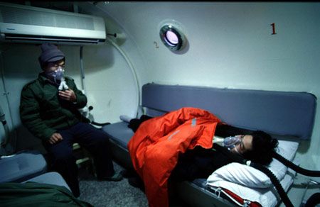 图文青藏铁路的修路工人在高压氧舱吸氧