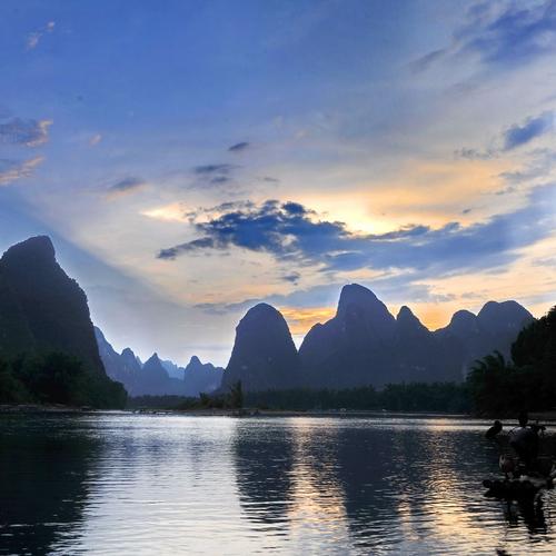 就用这张漓江夜景做收篇吧,我一位摄友说过,在中国,有两个地方百拍