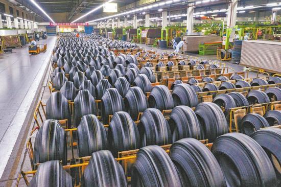 双钱集团(重庆)轮胎有限公司内,工人正在生产轮胎.