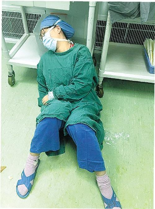 女医生连做16小时手术累瘫手术台旁(图)