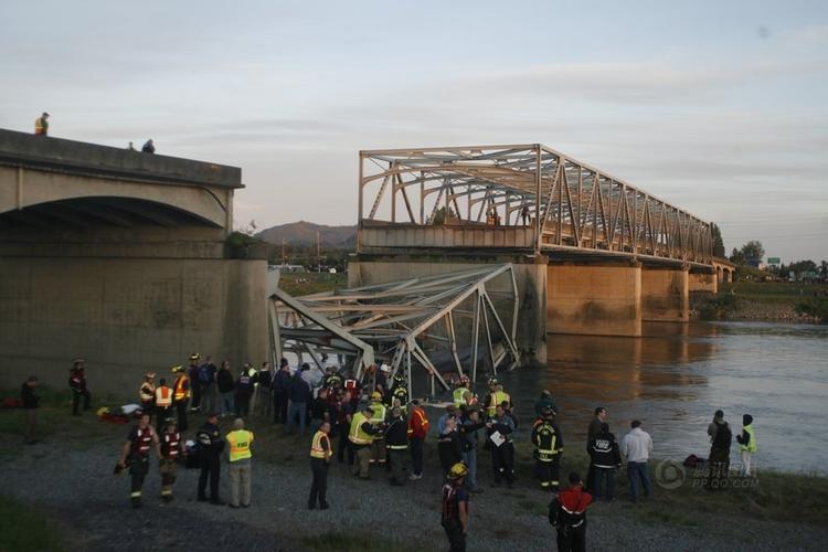 美国华盛顿州大桥垮塌 多辆汽车和人员落水