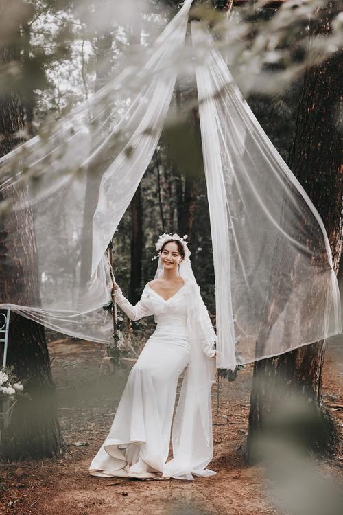 张珈瑞的婚纱摄影作品《森林婚礼》