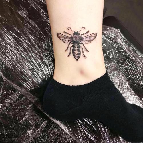 小蜜蜂纹身 女生脚踝上黑色的蜜蜂纹身图案