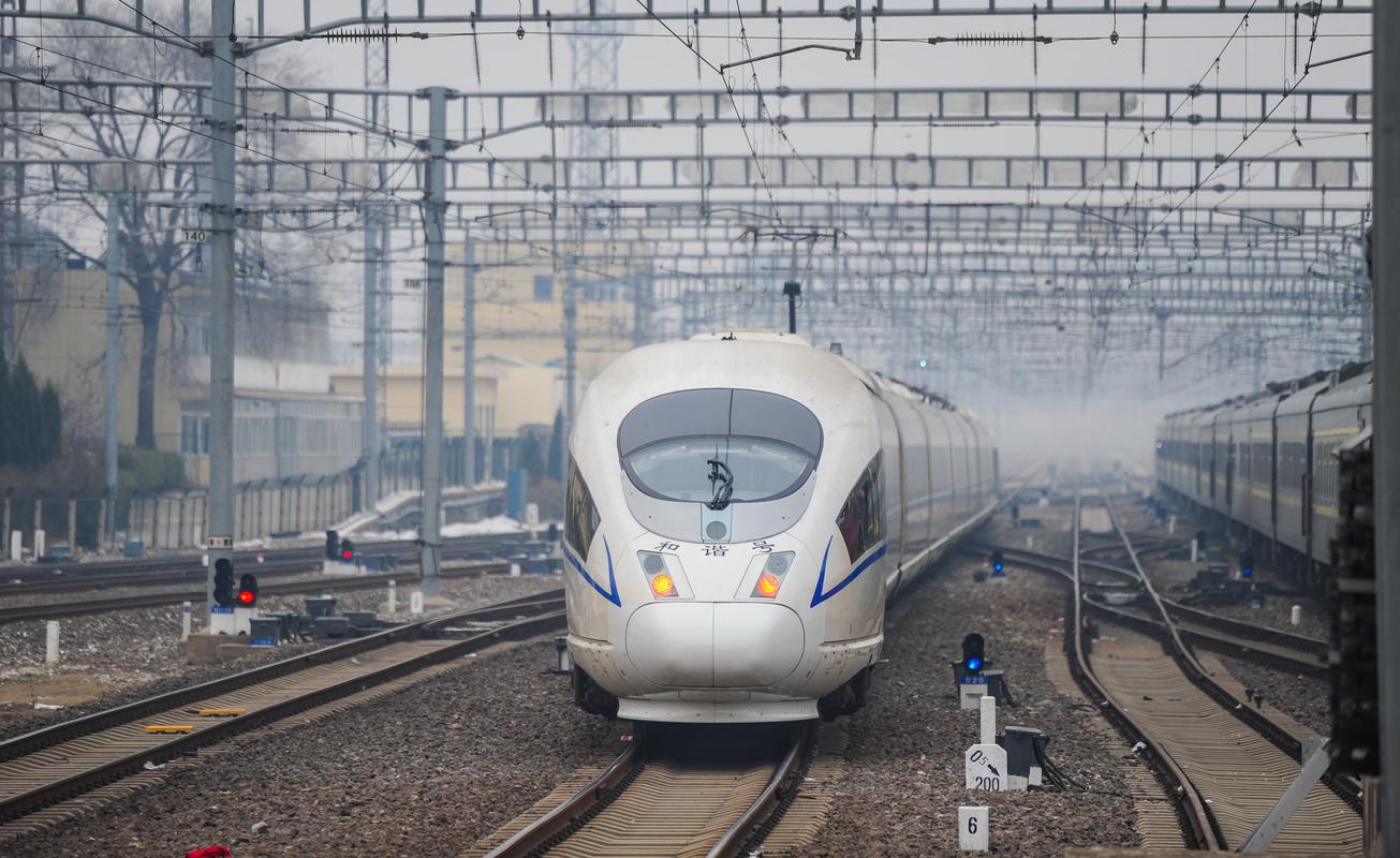 1月4日,一列复兴号动车组列车行驶在沪宁城际高铁无锡段.