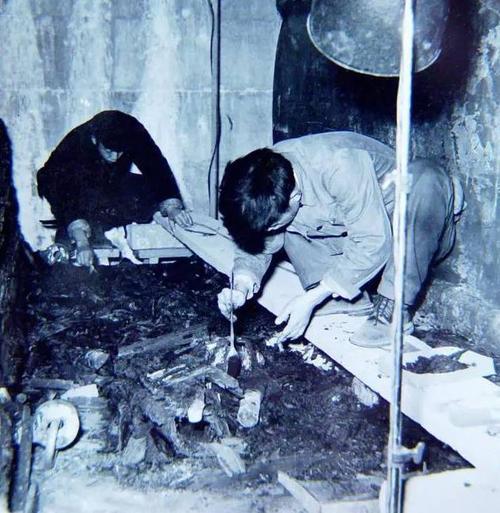 老照片还原1956年的定陵发掘现场,出土三千件,大量瞬间氧化损毁_腾讯