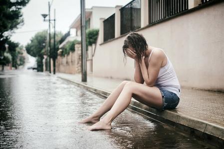 描写雨大悲伤大街上哭的伤心女人照片