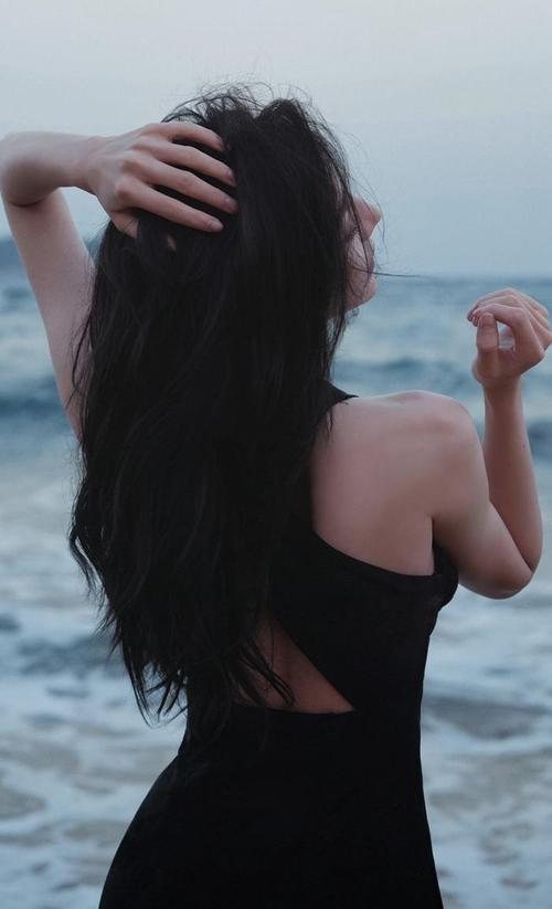 迪丽热巴海滩黑色长裙绝美背影写真优雅高贵明艳动人