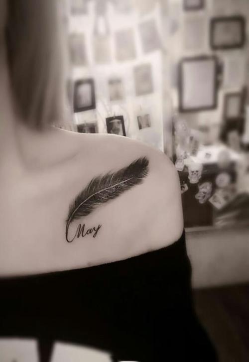 性感女生锁骨漂亮的羽毛翅膀纹身图片