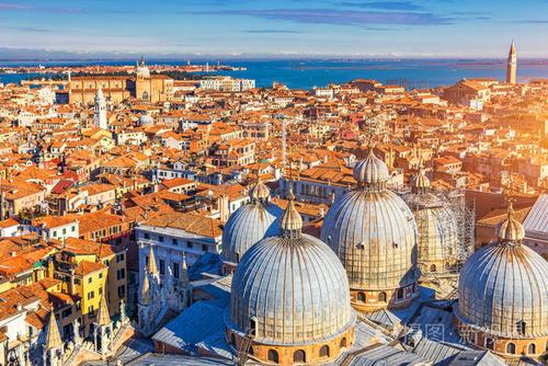 美丽的威尼斯意大利惊人的鸟瞰. 威尼斯从威尼斯上面的地标和旧建筑.