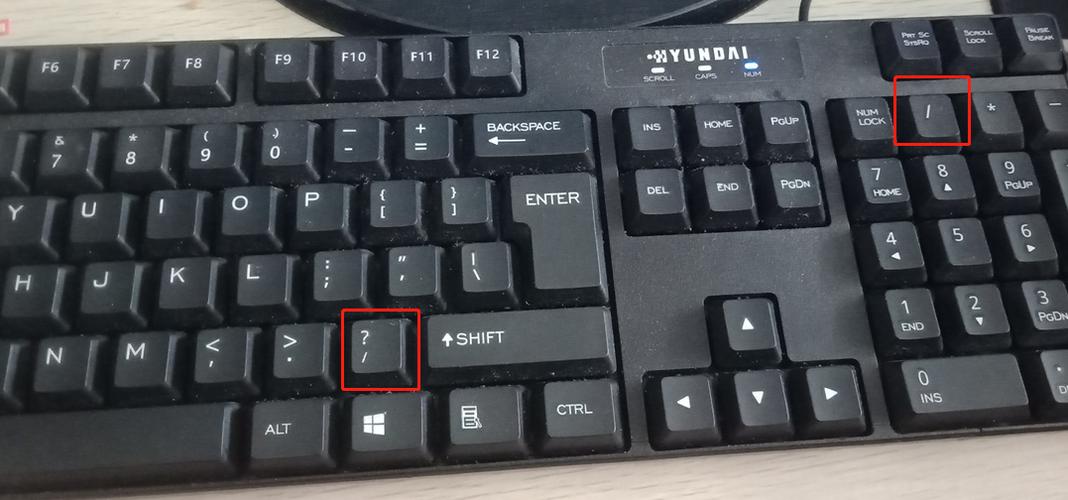 电脑键盘上没有除号键,除号键都是用斜杆符合代替的,在右侧数字键盘8