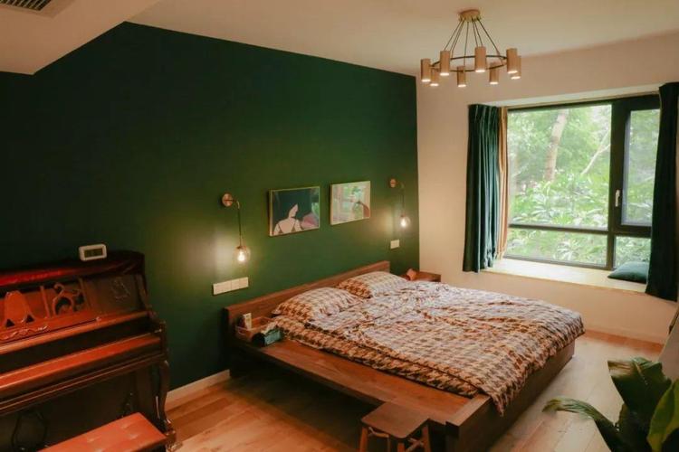 主卧用了我最爱的墨绿色,然后与之搭配的是黄铜元素和胡桃木的家具.