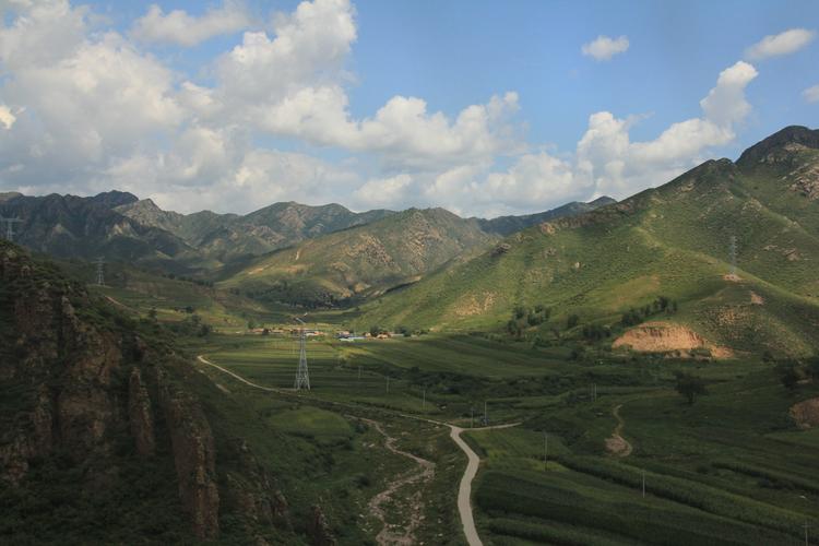 沽源,丰宁,围场等县地处于蒙古高原的南部边缘,地势较高,海拔1500米