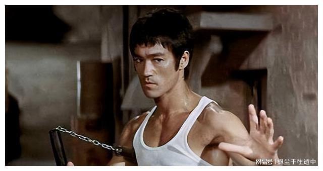 作为一个演员,李小龙身上有一种不可抗拒的魅力,从他的眼神和气势中.