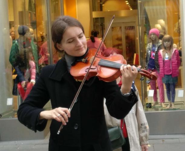 维也纳步行街拉小提琴的女孩儿