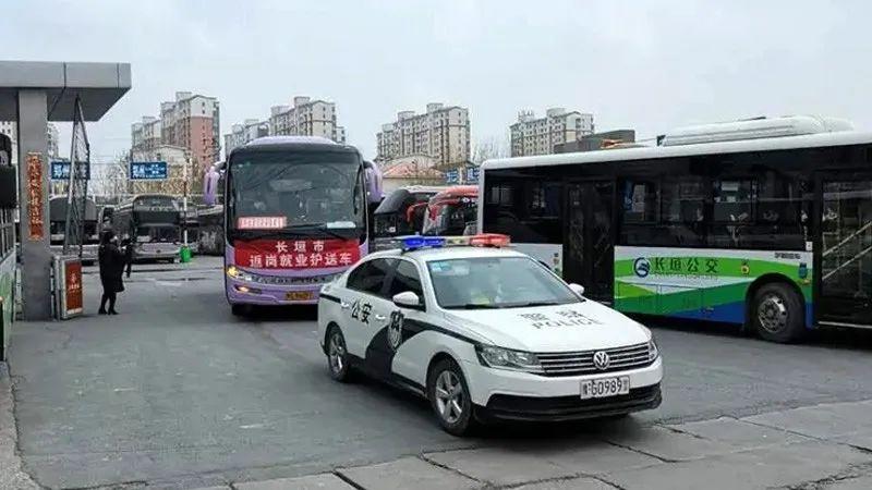 3辆大巴车在警车的护送下出发,直至安全送到荷宝高速延津站口