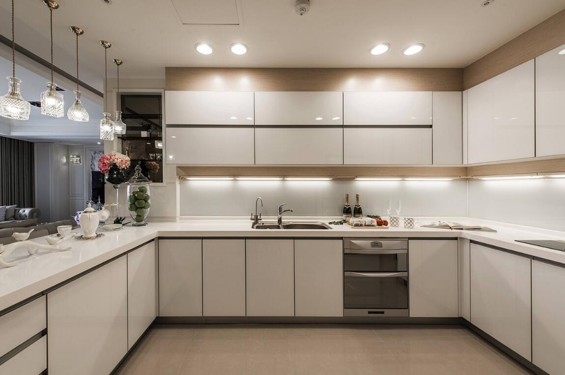 灯光设计)厨房一般要求光线明亮柔和,有利于厨房操作,灯具以嵌顶灯,简