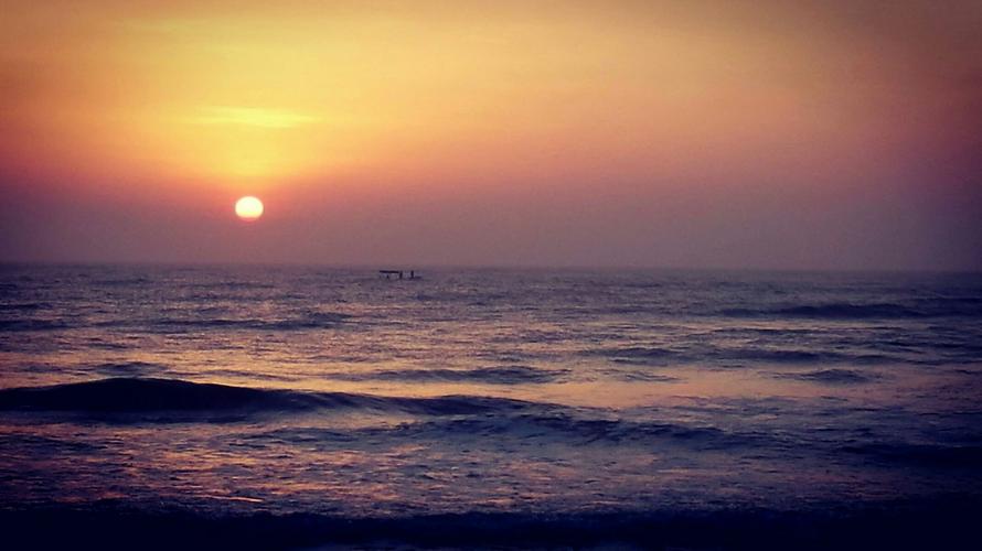 清晨6:15分到7:30分是海边看日出的时间,当太阳漫漫的从海平面升起的