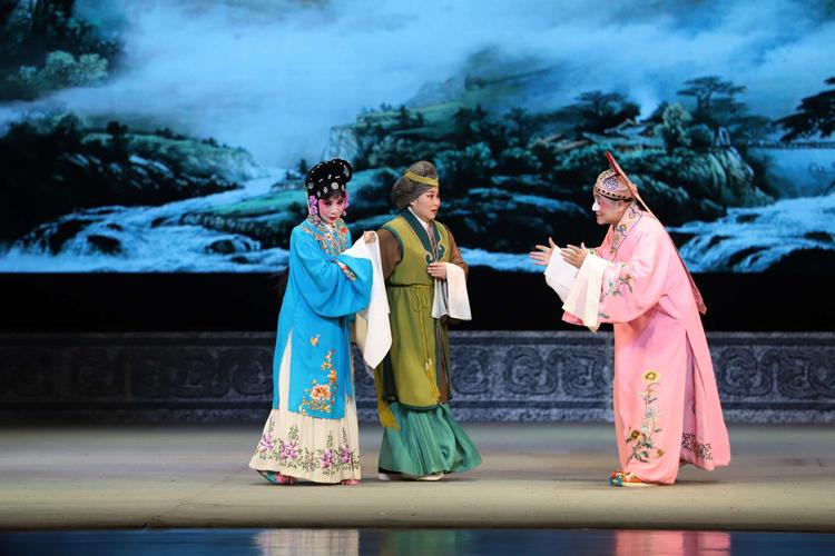 《三女抢板》受到了苏州淮剧戏迷们的热烈鼓掌
