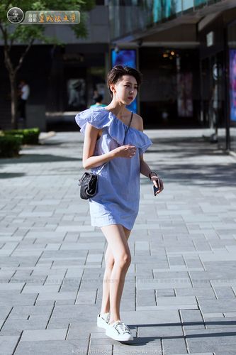 北京街拍:三里屯潮拍带你领略不拘一格的时尚潮流