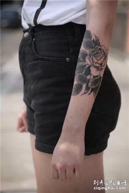 女生小臂玫瑰花纹身图案