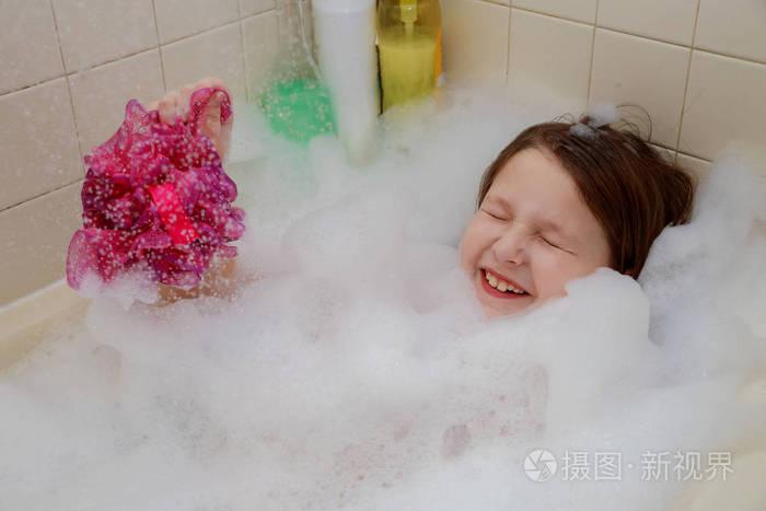 小女孩坐在浴缸里的泡泡里尽情地吹泡泡吹泡泡吹泡泡吹泡泡