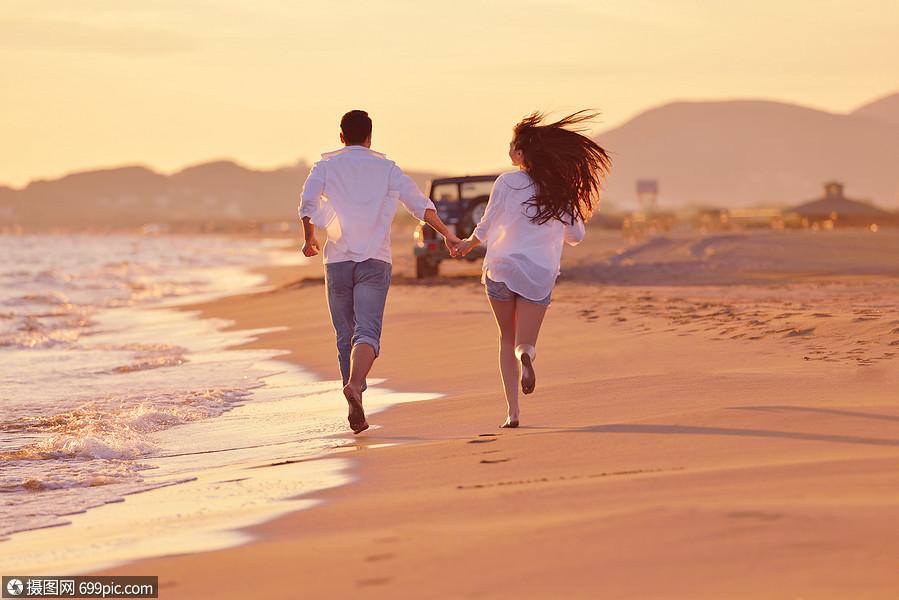 快乐的轻浪漫情侣美丽的夏日美丽的海滩上玩得开心