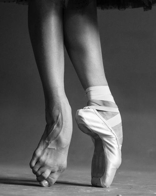 绝美的芭蕾舞摄影上半身美到窒息下半身让人心疼不已