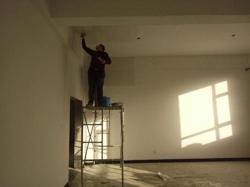 联合建筑施工处施工人员对二层,三层楼道,办公室墙面进行粉刷刮白.