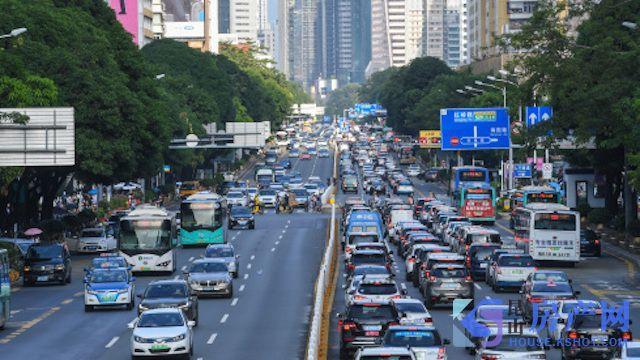 9月22日,车辆行驶在深圳深南大道上.新华社图