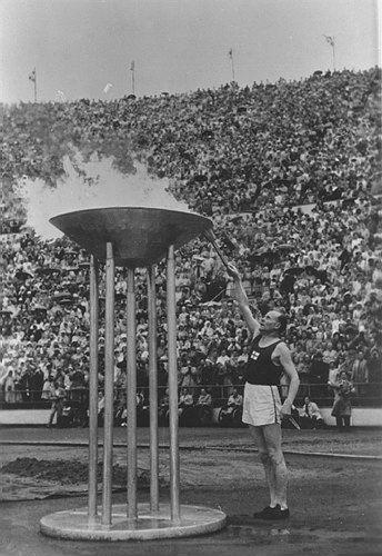 图文1952年赫尔辛基奥运会芬兰运动员点燃主火炬