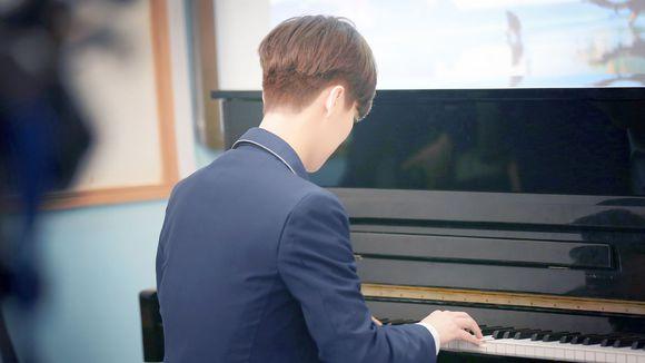男生弹钢琴背影图片唯美
