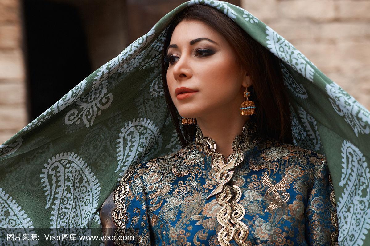 美丽的中东妇女穿着传统服装