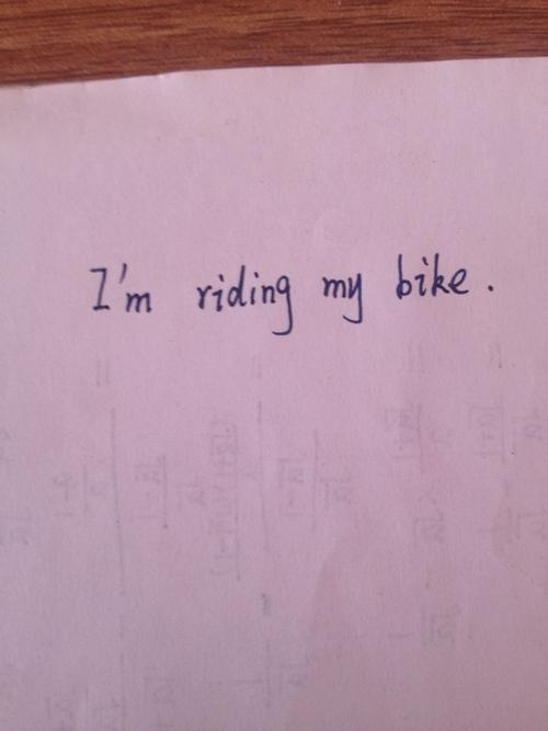 我正在骑自行车怎么翻译英语写?