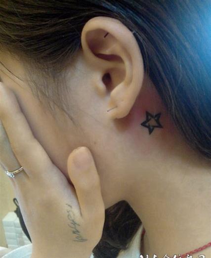 女生精致五角星耳背纹身图案