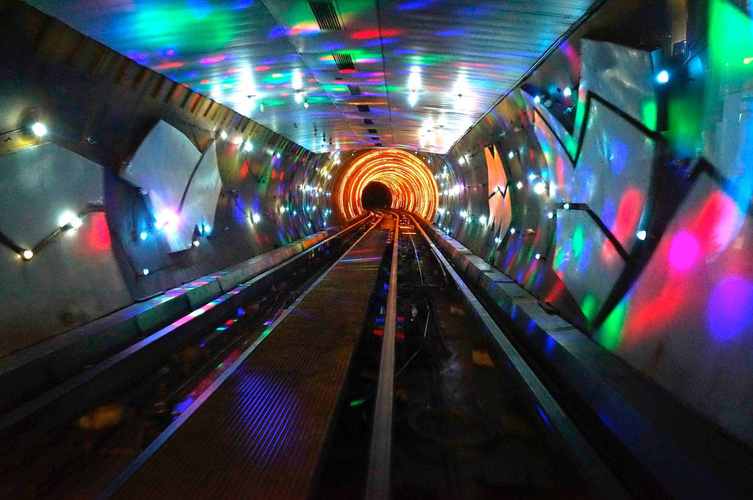 上海外滩观光隧道,50元门票走一次,3分钟走完,游客嫌贵却喜欢
