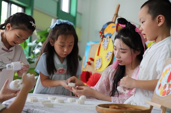 白岘幼儿园开展中秋节做月饼活动,孩子们在快乐的气氛中感受传统民俗